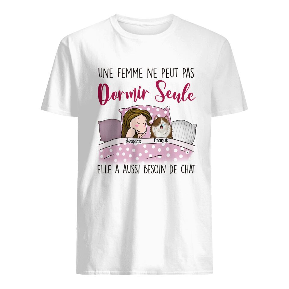 Tshirt personnalisé pour  Amoureux Des Chats | Cadeau personnalisé pour  Amoureux Des Animaux  | Une Femme Ne Peut Pas Dormir Seule